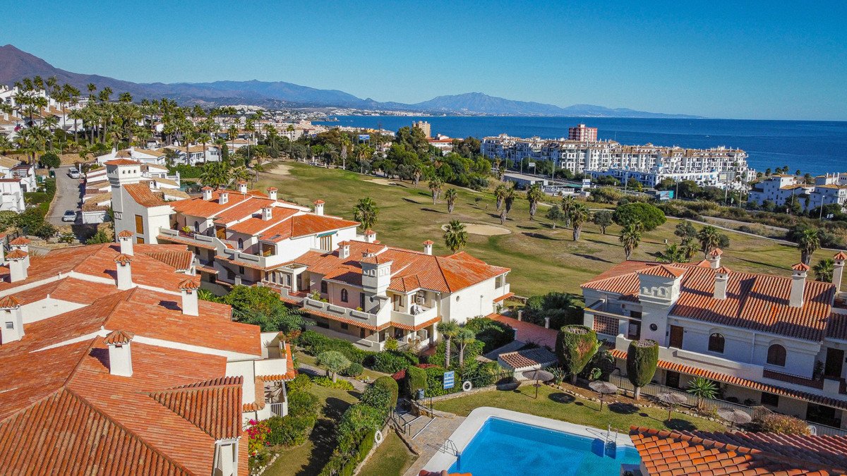 2 Bed Middle Floor Apartment in La Duquesa