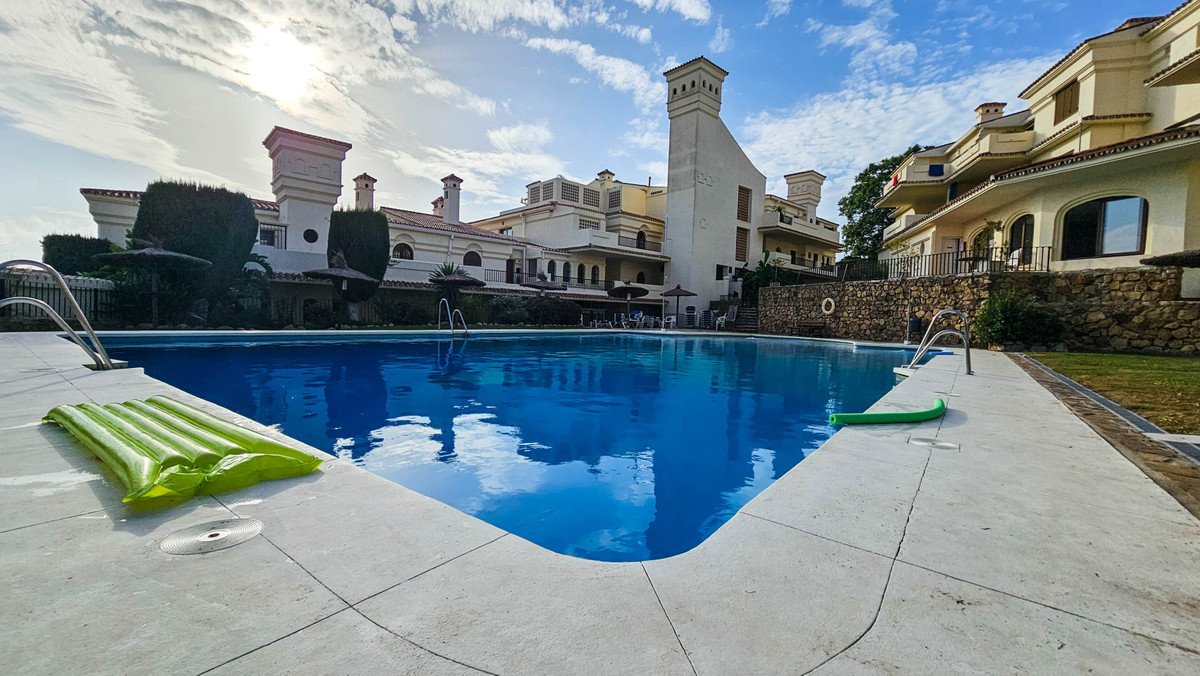 2 Bed Middle Floor Apartment in La Duquesa