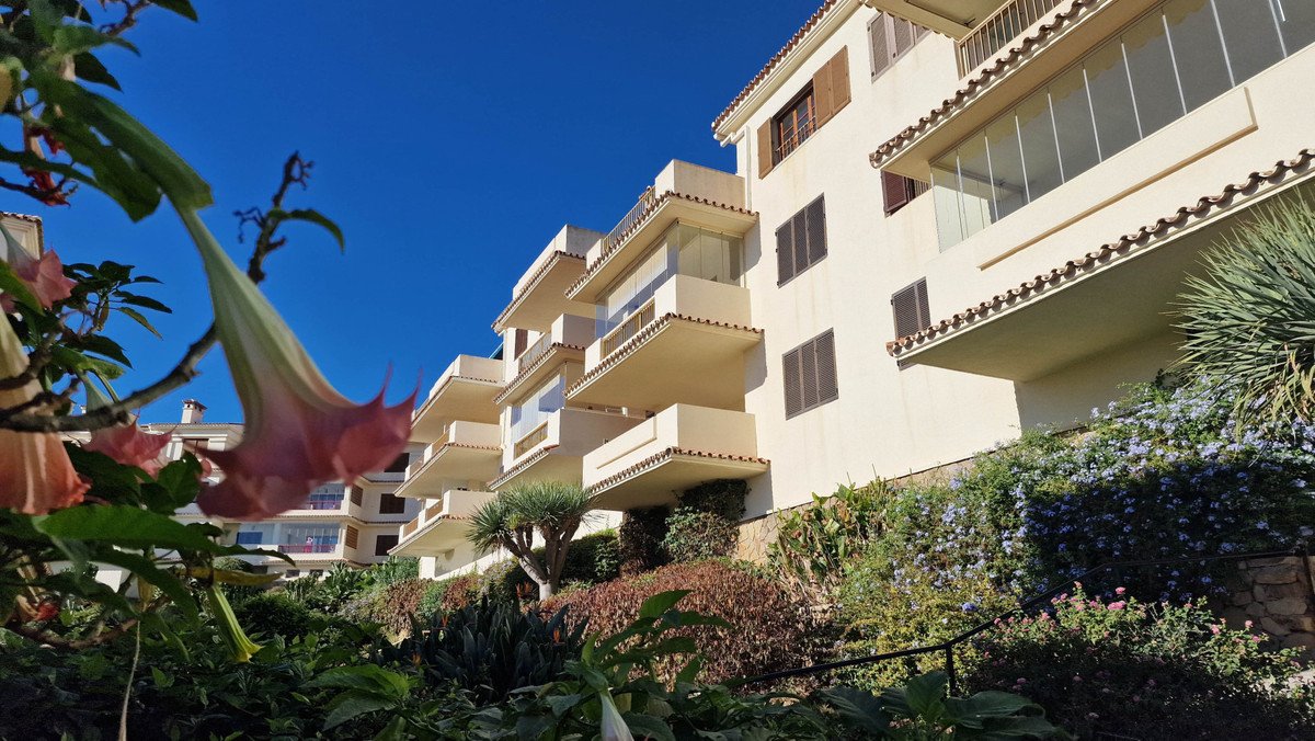 2 Bed Middle Floor Apartment in La Duquesa