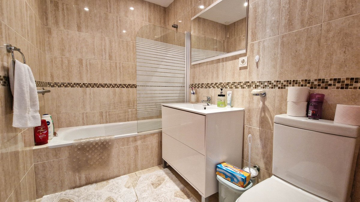2 Bed Middle Floor Apartment in La Duquesa