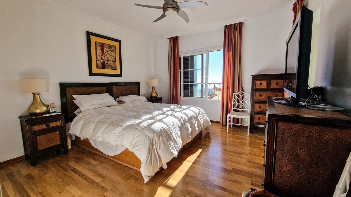2 Bed Middle Floor Apartment in La Duquesa