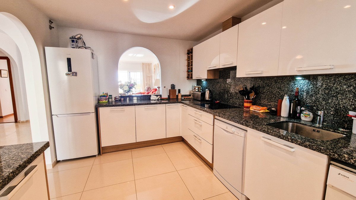 2 Bed Middle Floor Apartment in La Duquesa