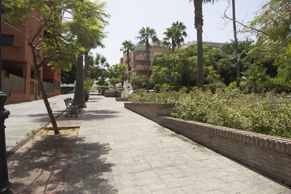 2 Bed Middle Floor Apartment in Estepona