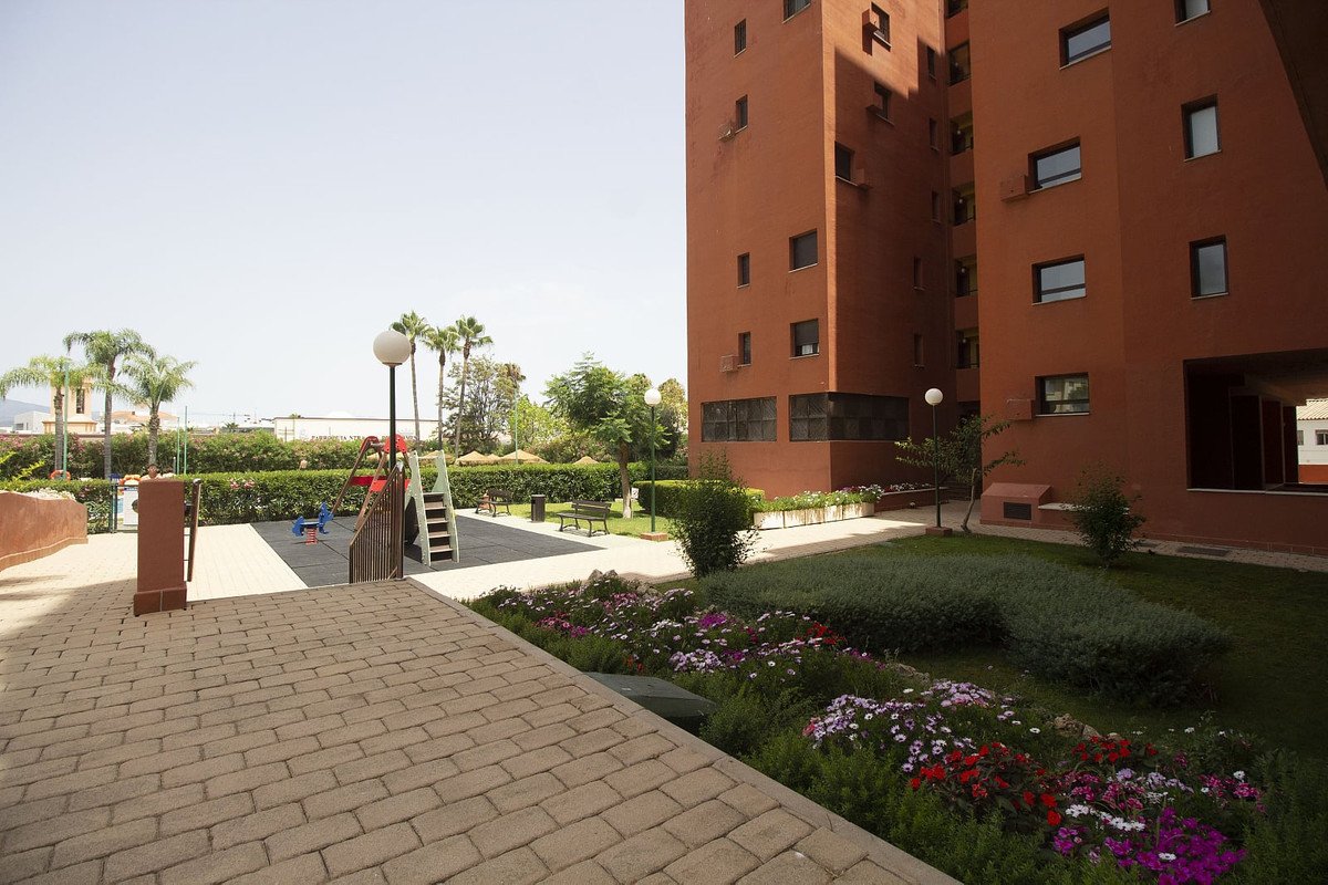 2 Bed Middle Floor Apartment in Estepona