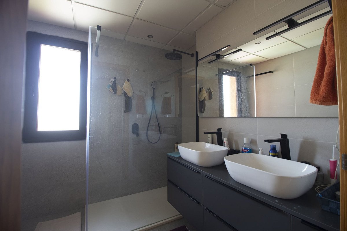 2 Bed Middle Floor Apartment in Estepona
