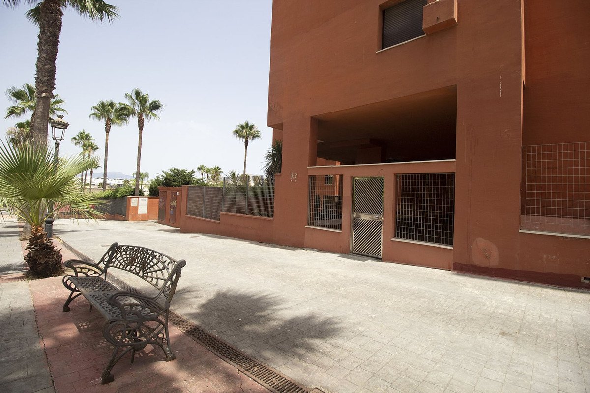 2 Bed Middle Floor Apartment in Estepona