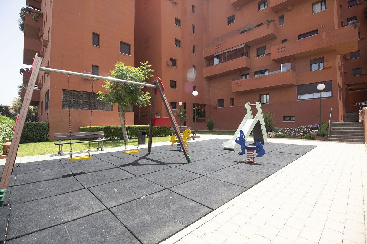 2 Bed Middle Floor Apartment in Estepona
