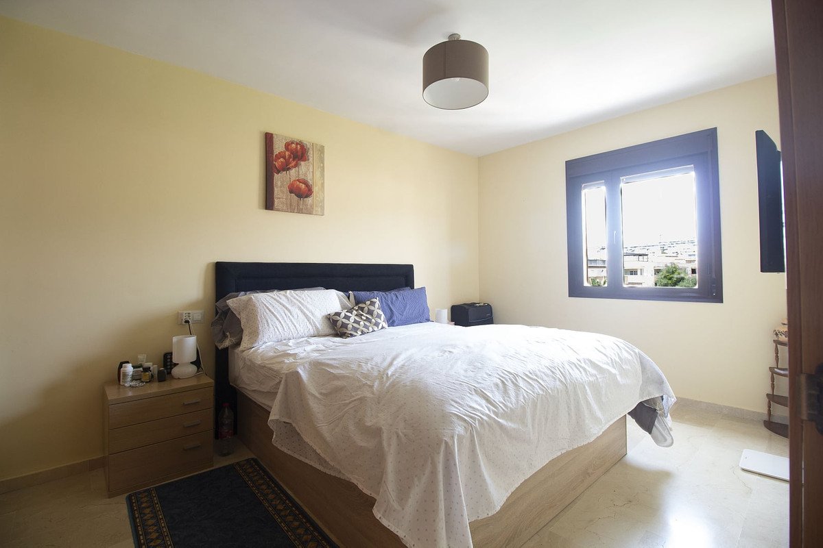 2 Bed Middle Floor Apartment in Estepona