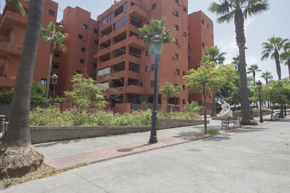 2 Bed Middle Floor Apartment in Estepona