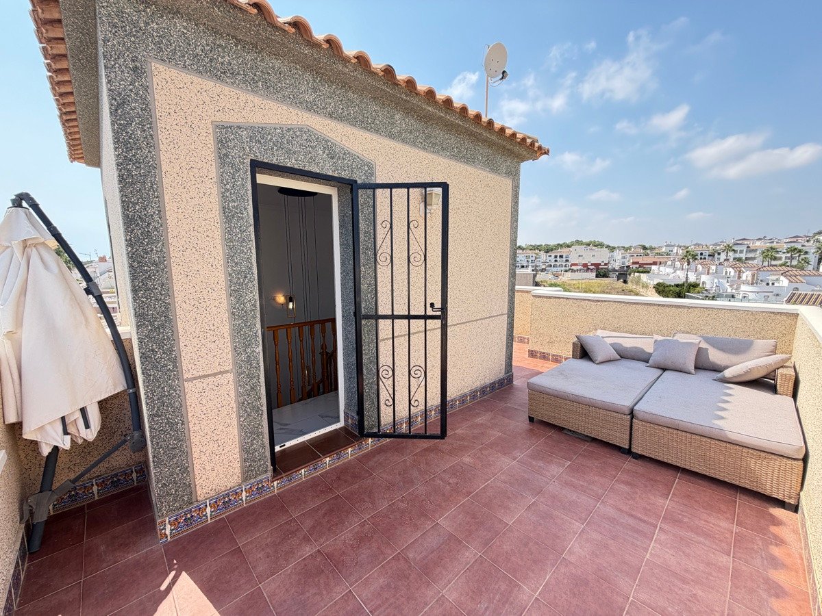 5 Bed Detached Villa in Villamartin