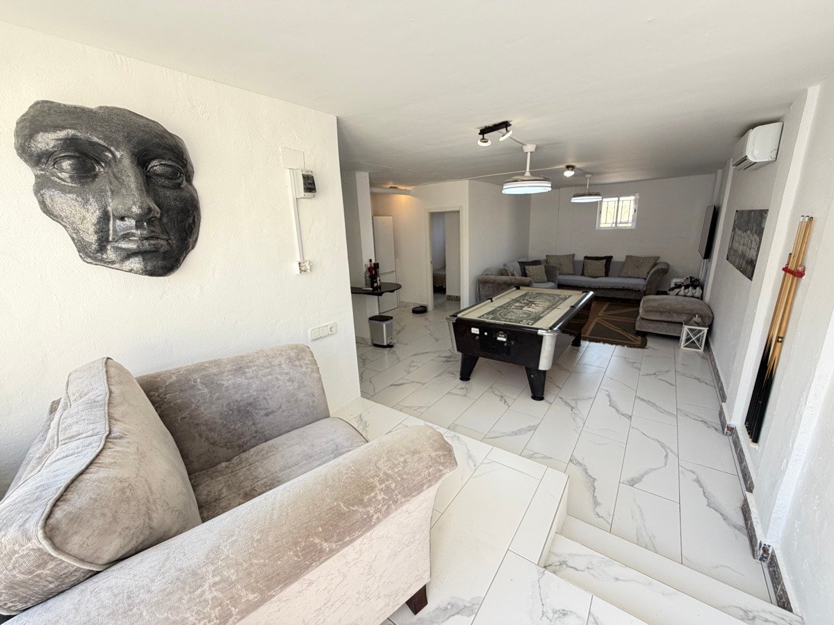 5 Bed Detached Villa in Villamartin