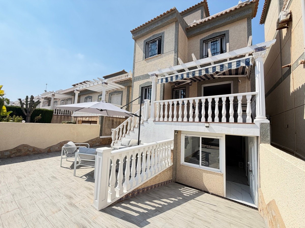 5 Bed Detached Villa in Villamartin