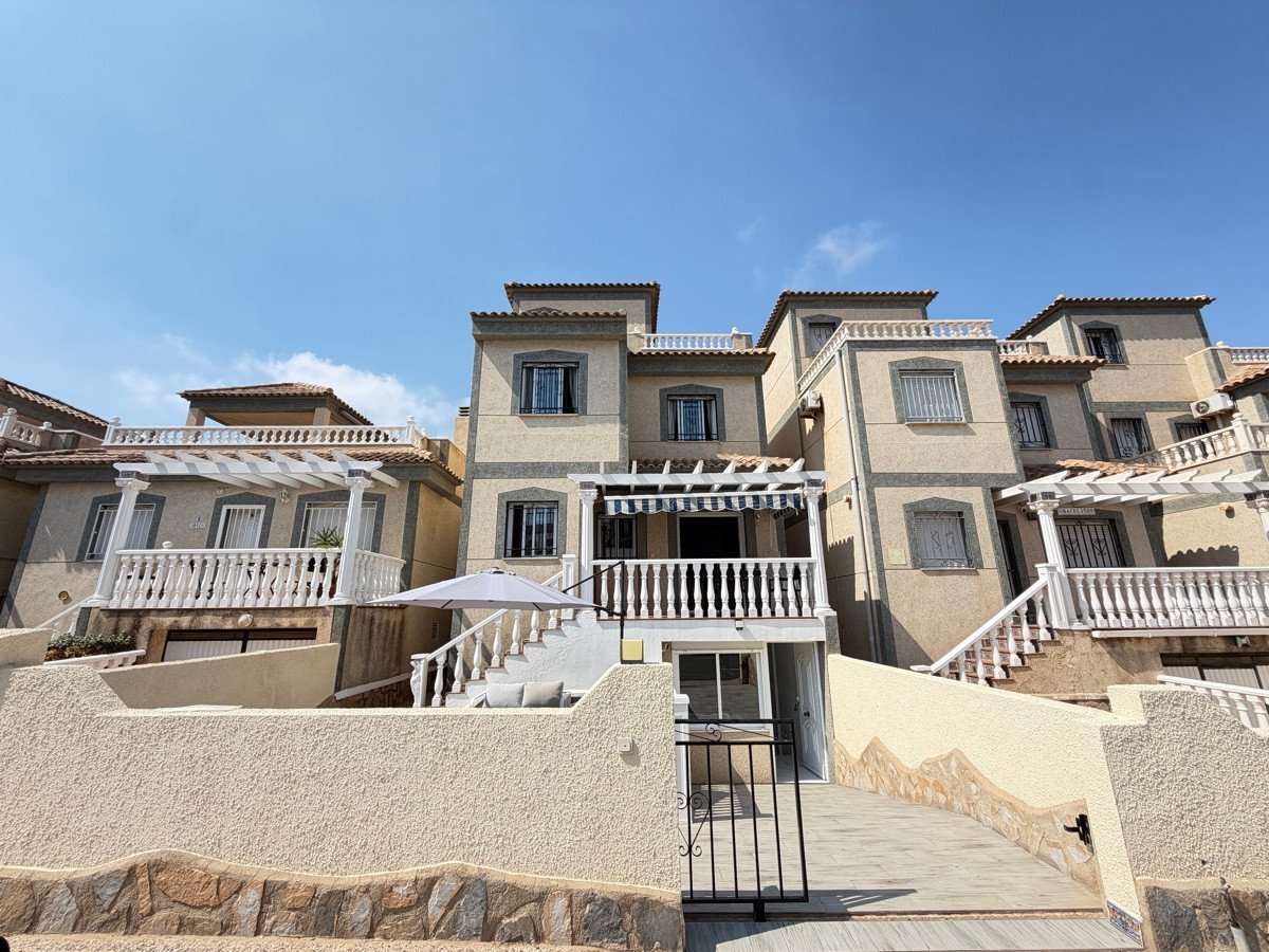 5 Bed Detached Villa in Villamartin