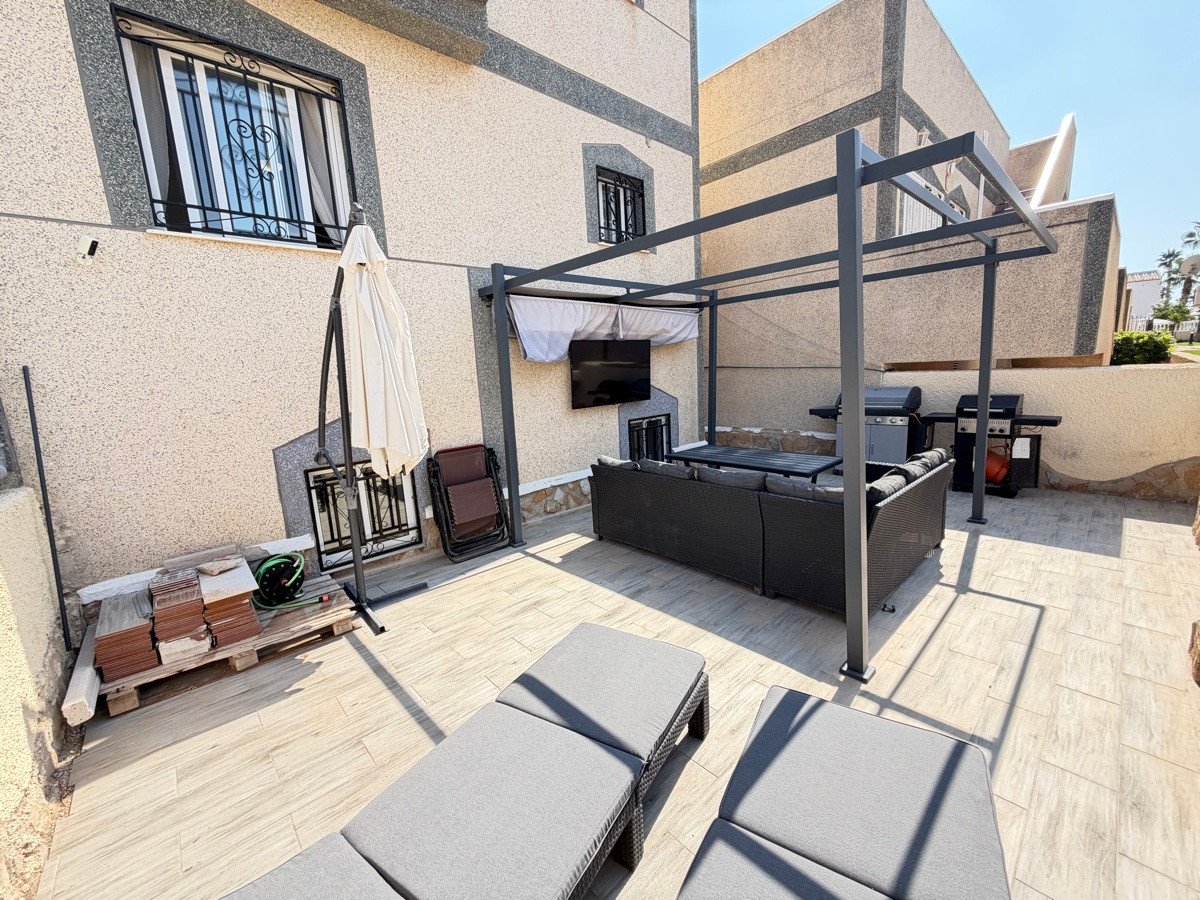 5 Bed Detached Villa in Villamartin
