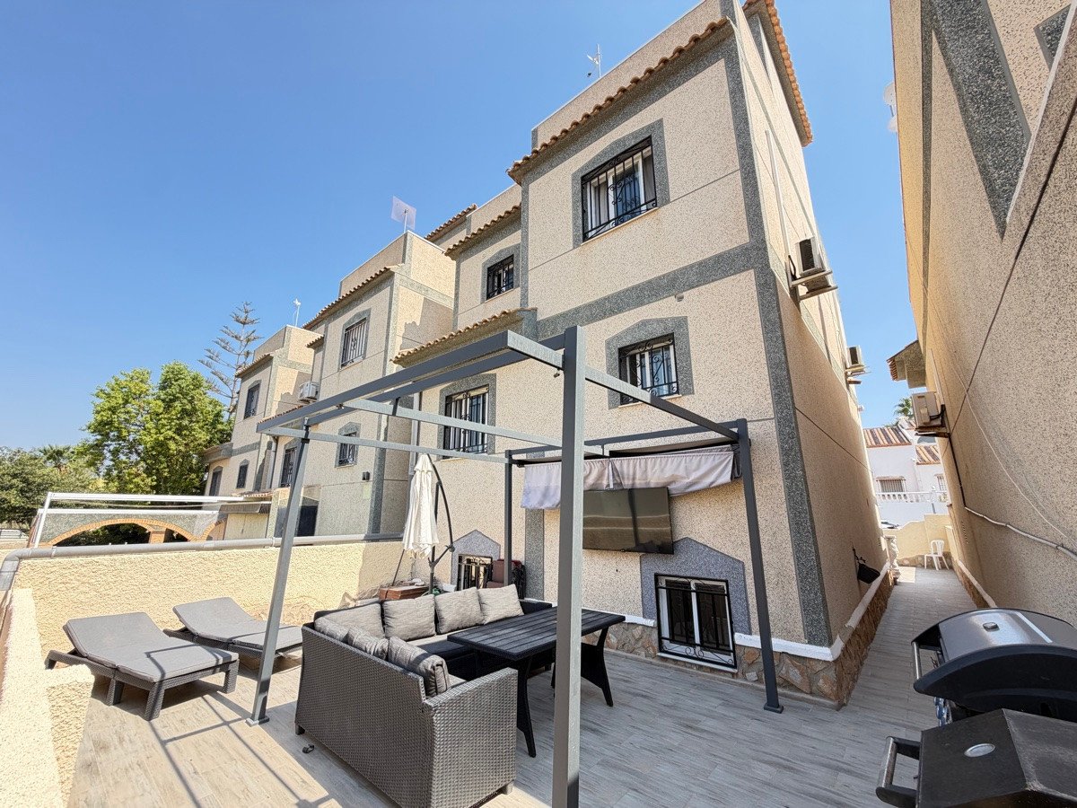 5 Bed Detached Villa in Villamartin