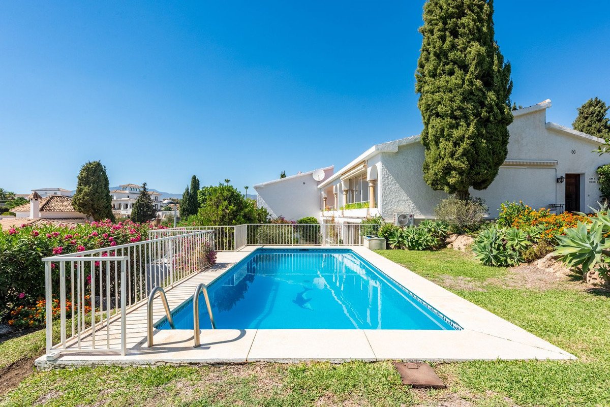 2 Bed Townhouse in El Paraiso