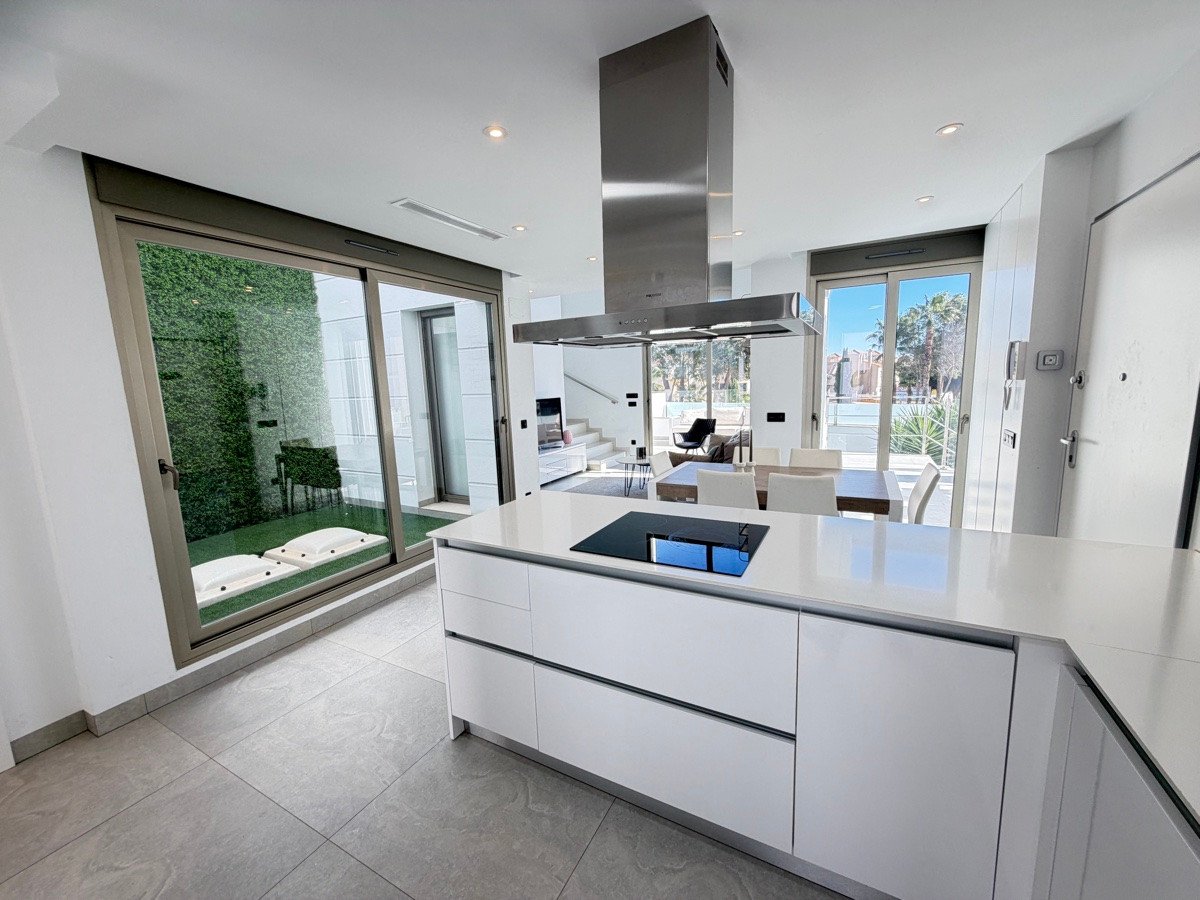 4 Bed Detached Villa in Villamartin