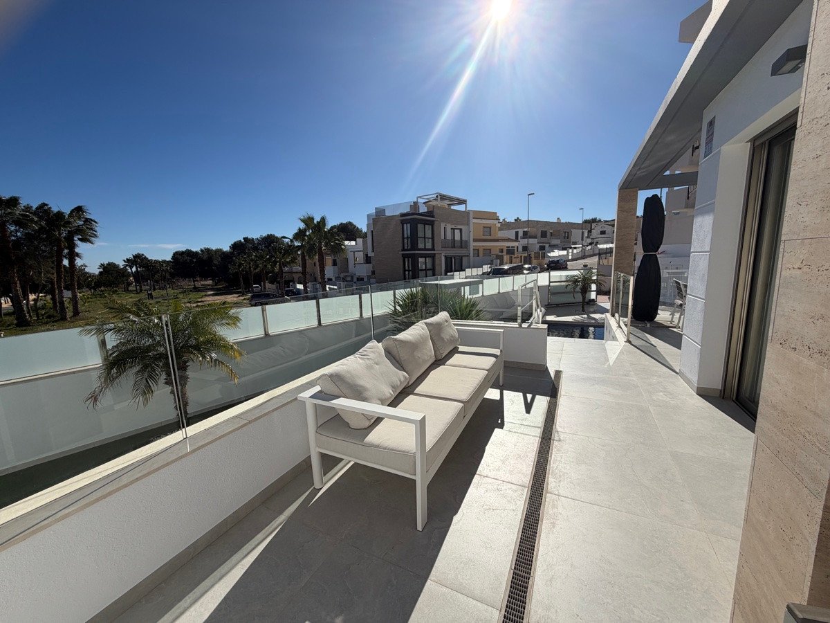 4 Bed Detached Villa in Villamartin