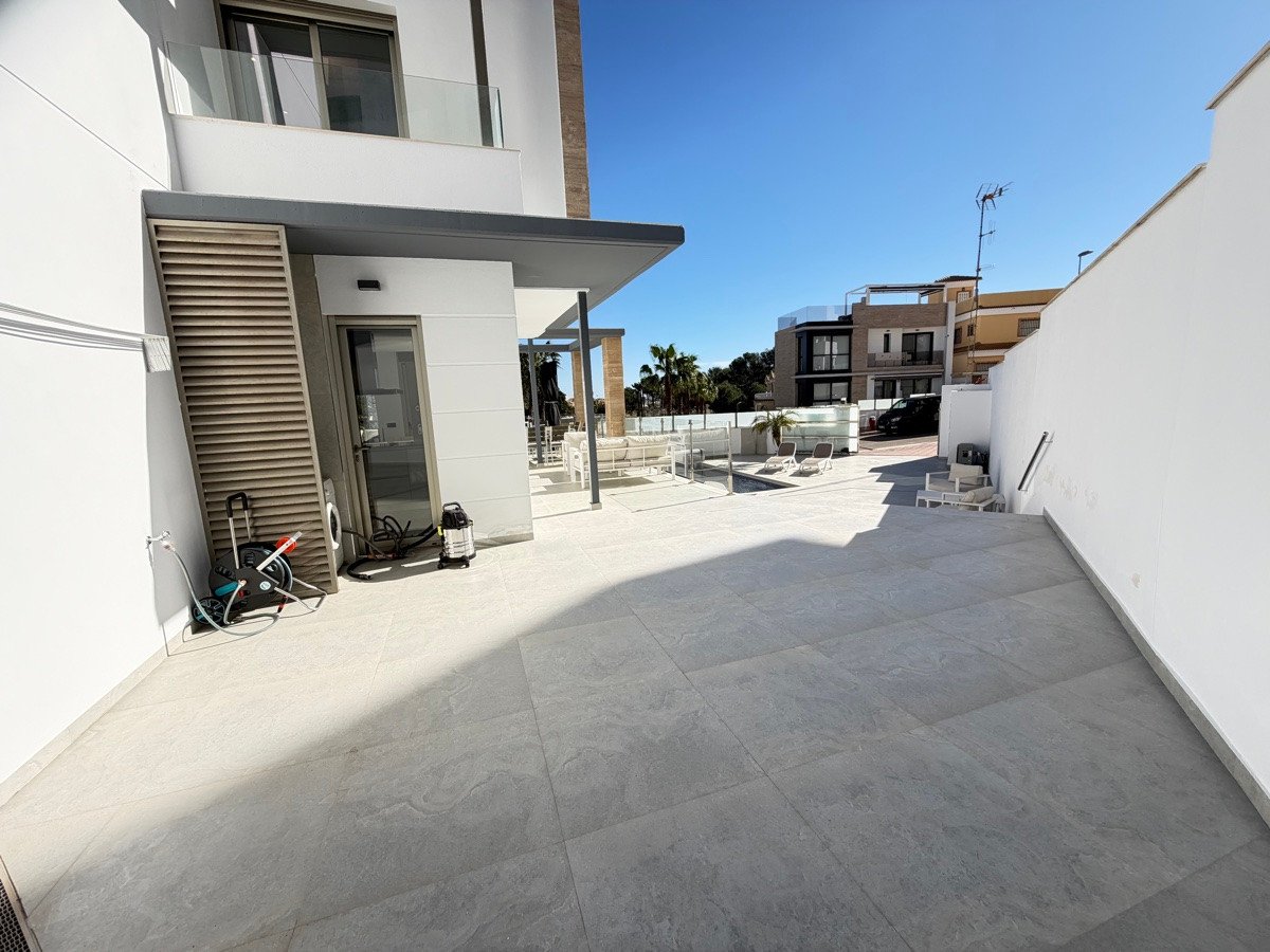 4 Bed Detached Villa in Villamartin