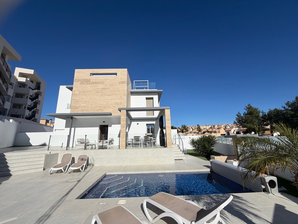 4 Bed Detached Villa in Villamartin