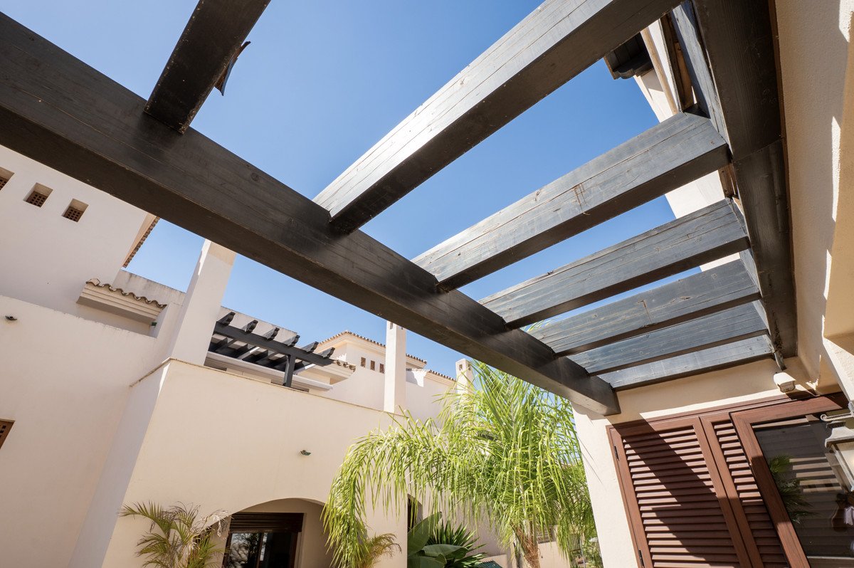 2 Bed Middle Floor Apartment in Puerto Banús