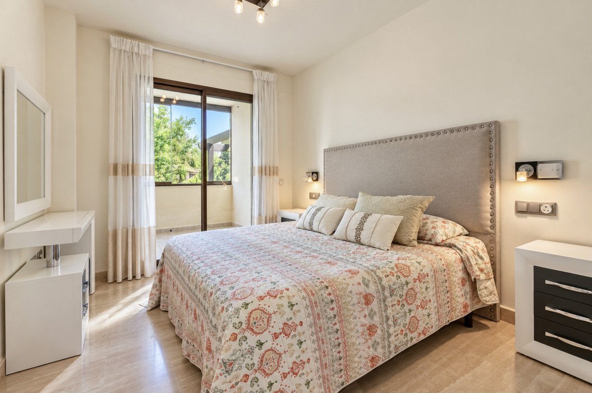2 Bed Middle Floor Apartment in Puerto Banús