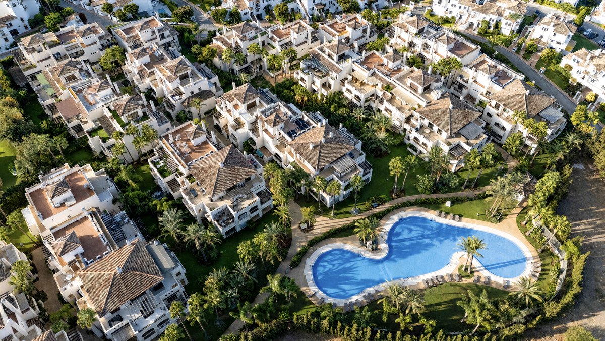2 Bed Middle Floor Apartment in Puerto Banús