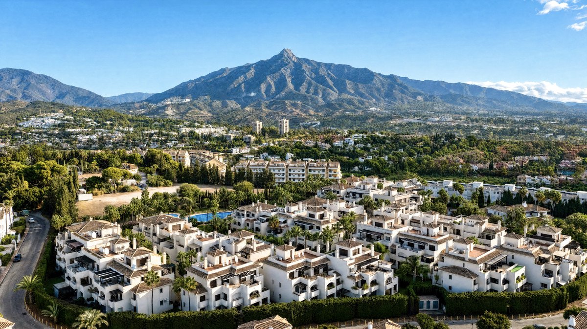 2 Bed Middle Floor Apartment in Puerto Banús