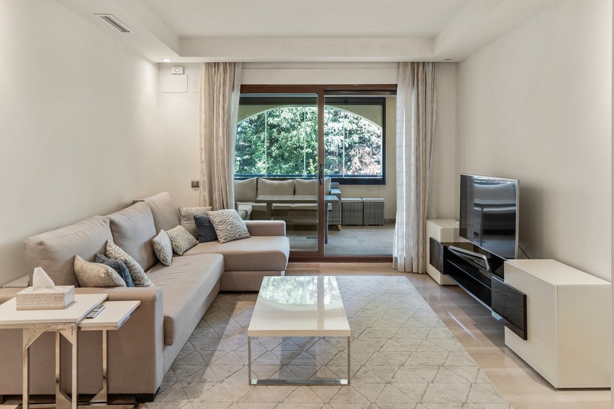 2 Bed Middle Floor Apartment in Puerto Banús