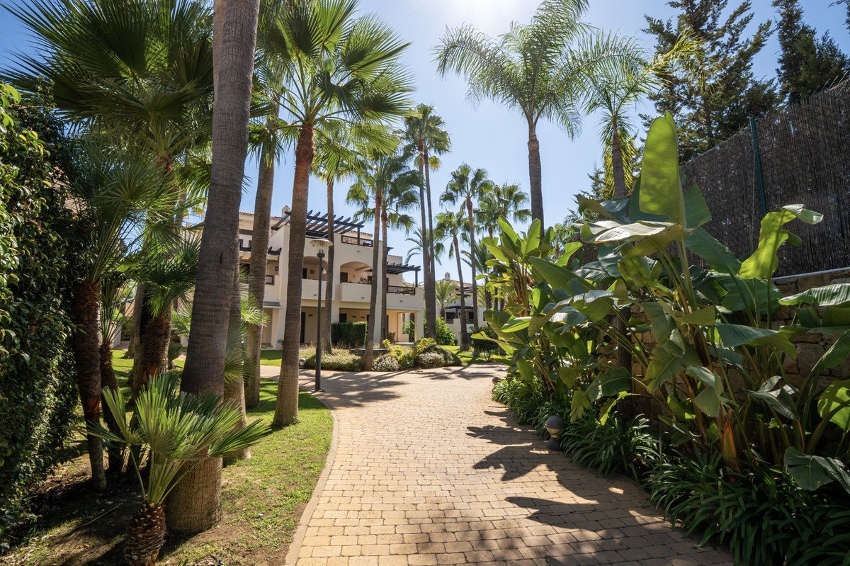 2 Bed Middle Floor Apartment in Puerto Banús