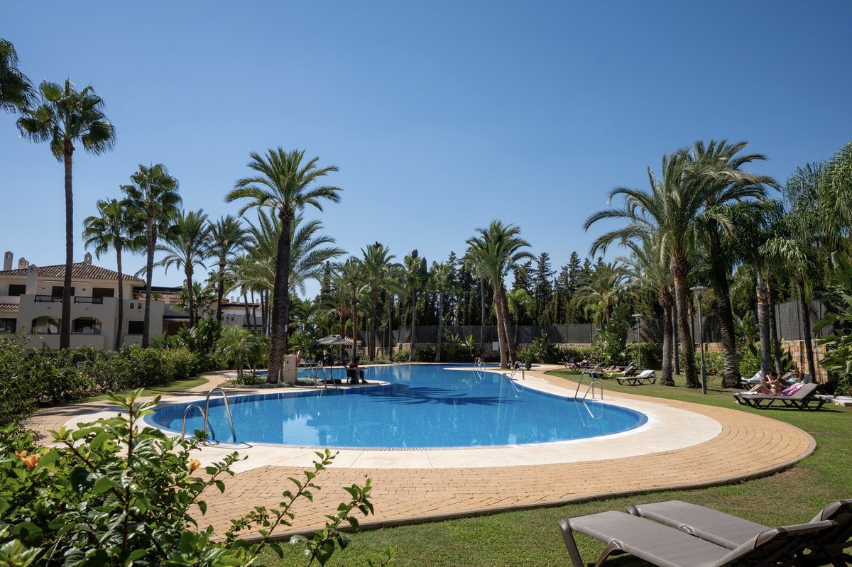 2 Bed Middle Floor Apartment in Puerto Banús