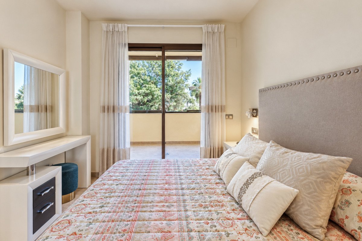 2 Bed Middle Floor Apartment in Puerto Banús