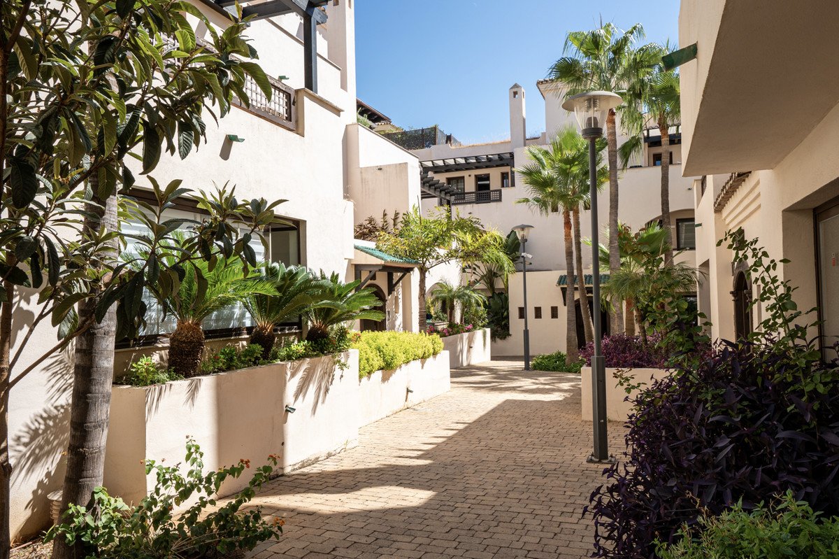 2 Bed Middle Floor Apartment in Puerto Banús