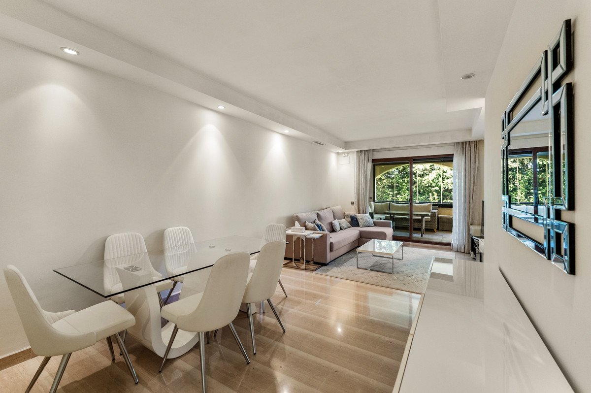 2 Bed Middle Floor Apartment in Puerto Banús