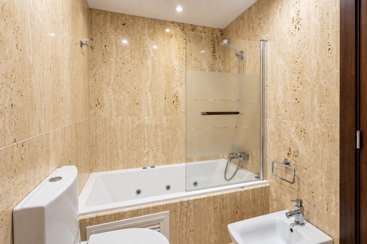 2 Bed Middle Floor Apartment in Puerto Banús
