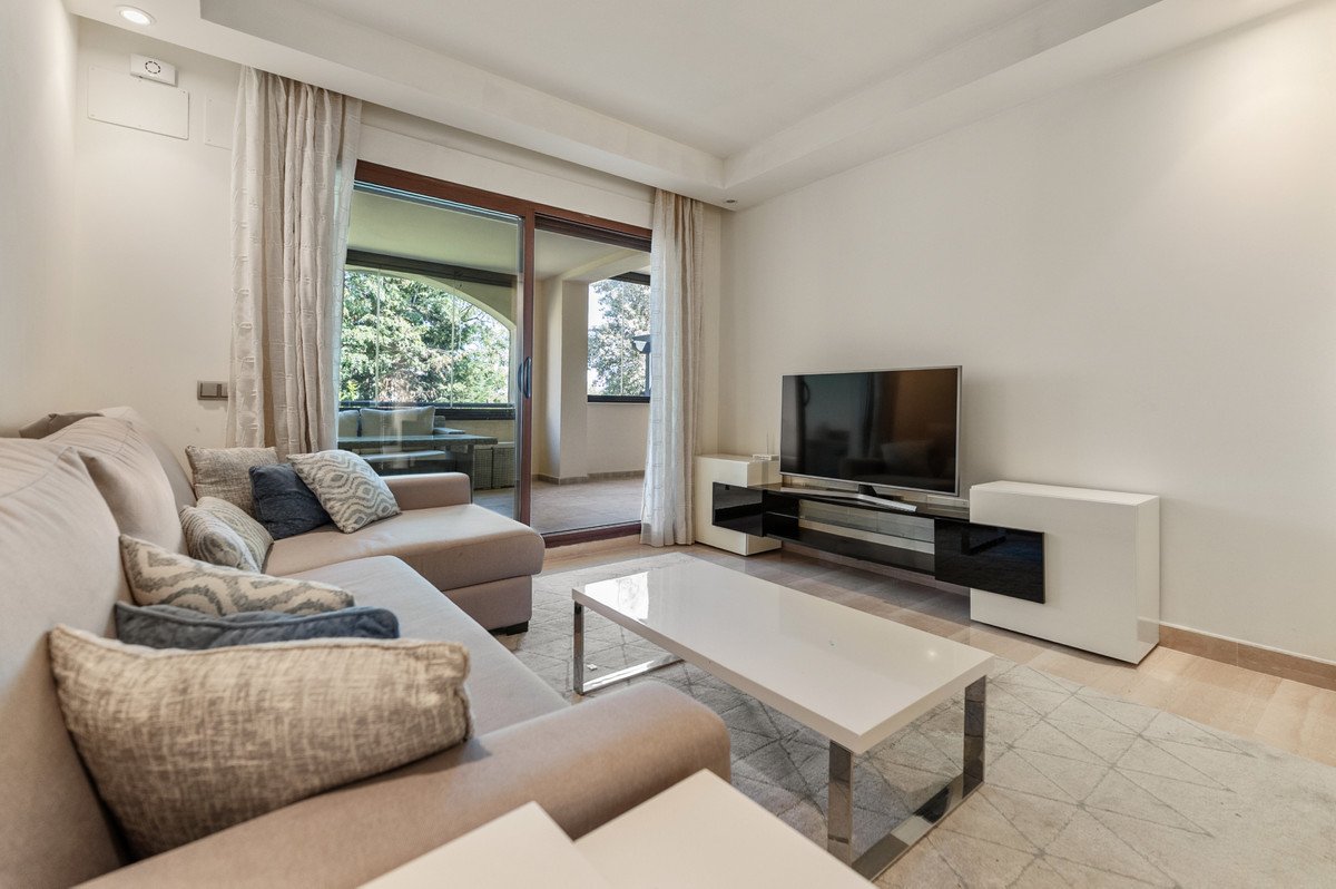 2 Bed Middle Floor Apartment in Puerto Banús