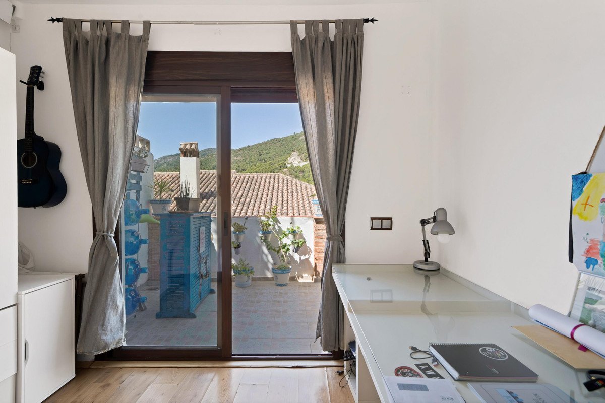6 Bed Townhouse in Ojén