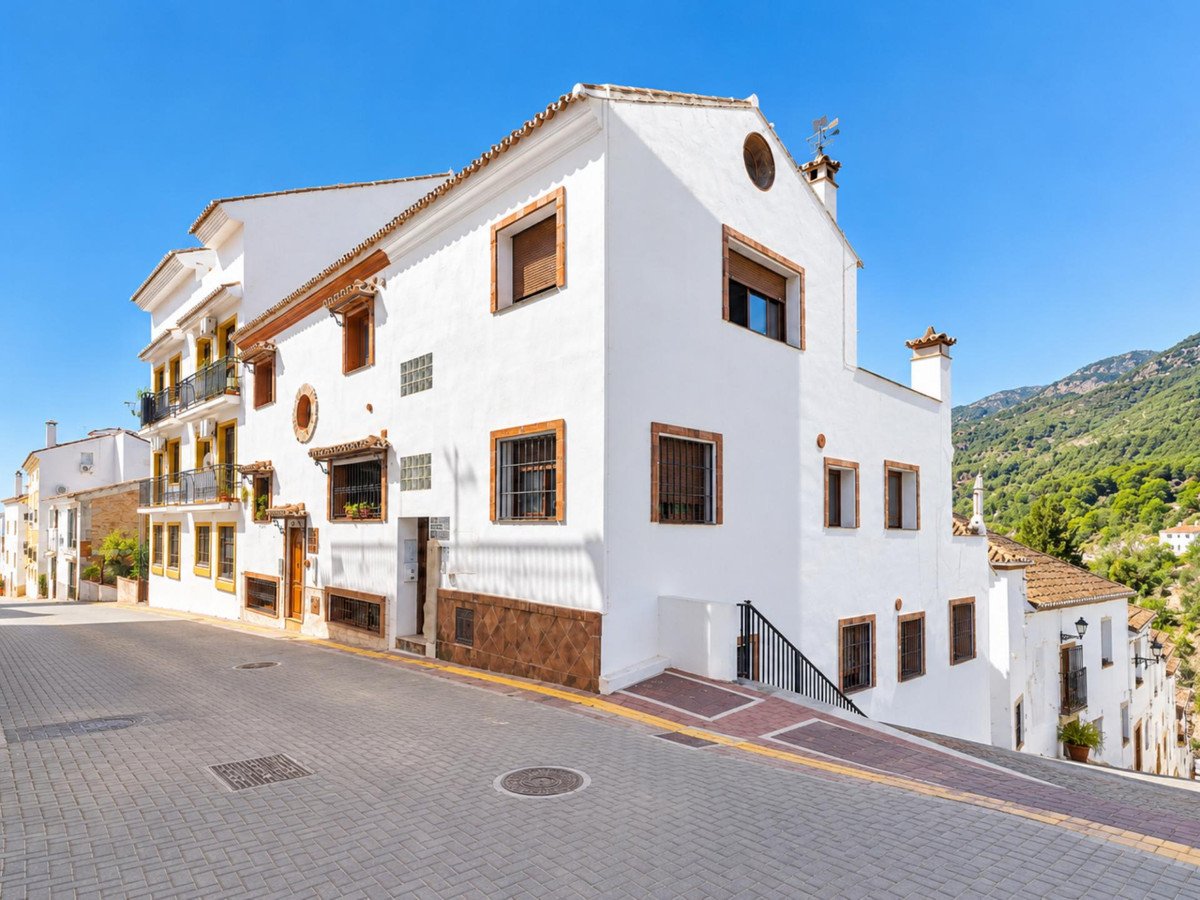 6 Bed Townhouse in Ojén