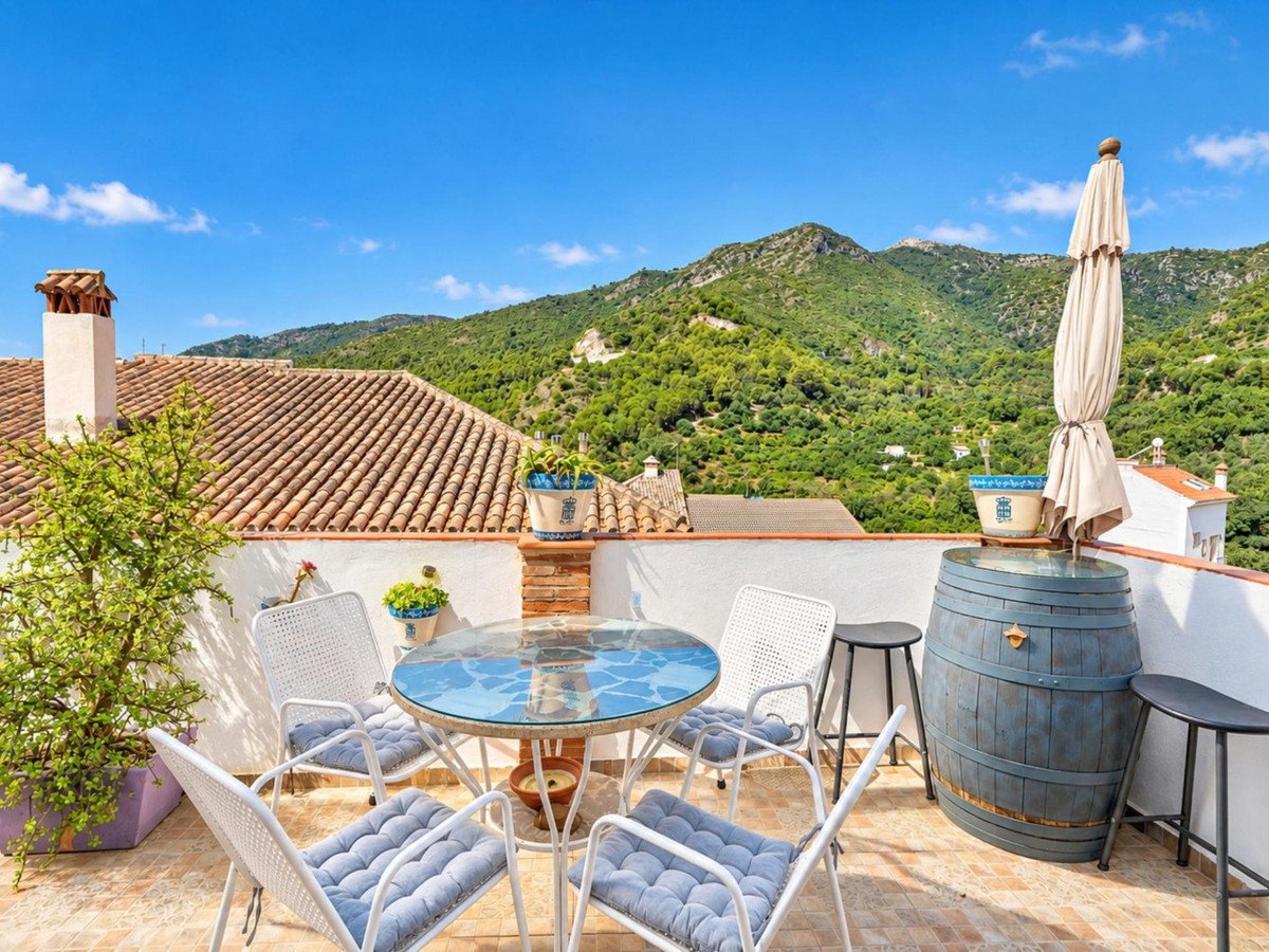 6 Bed Townhouse in Ojén