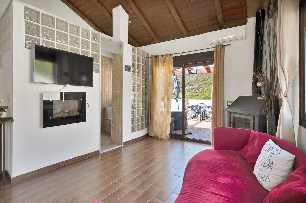 6 Bed Townhouse in Ojén