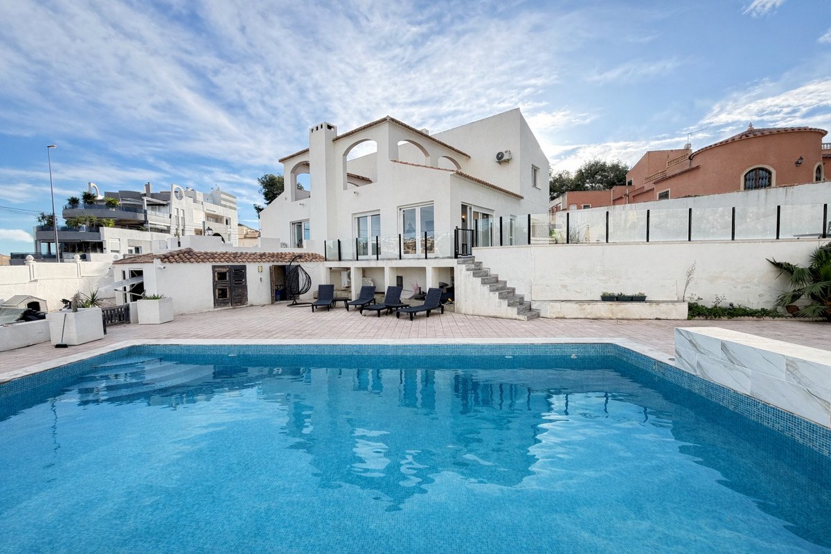 6 Bed Detached Villa in Villamartin