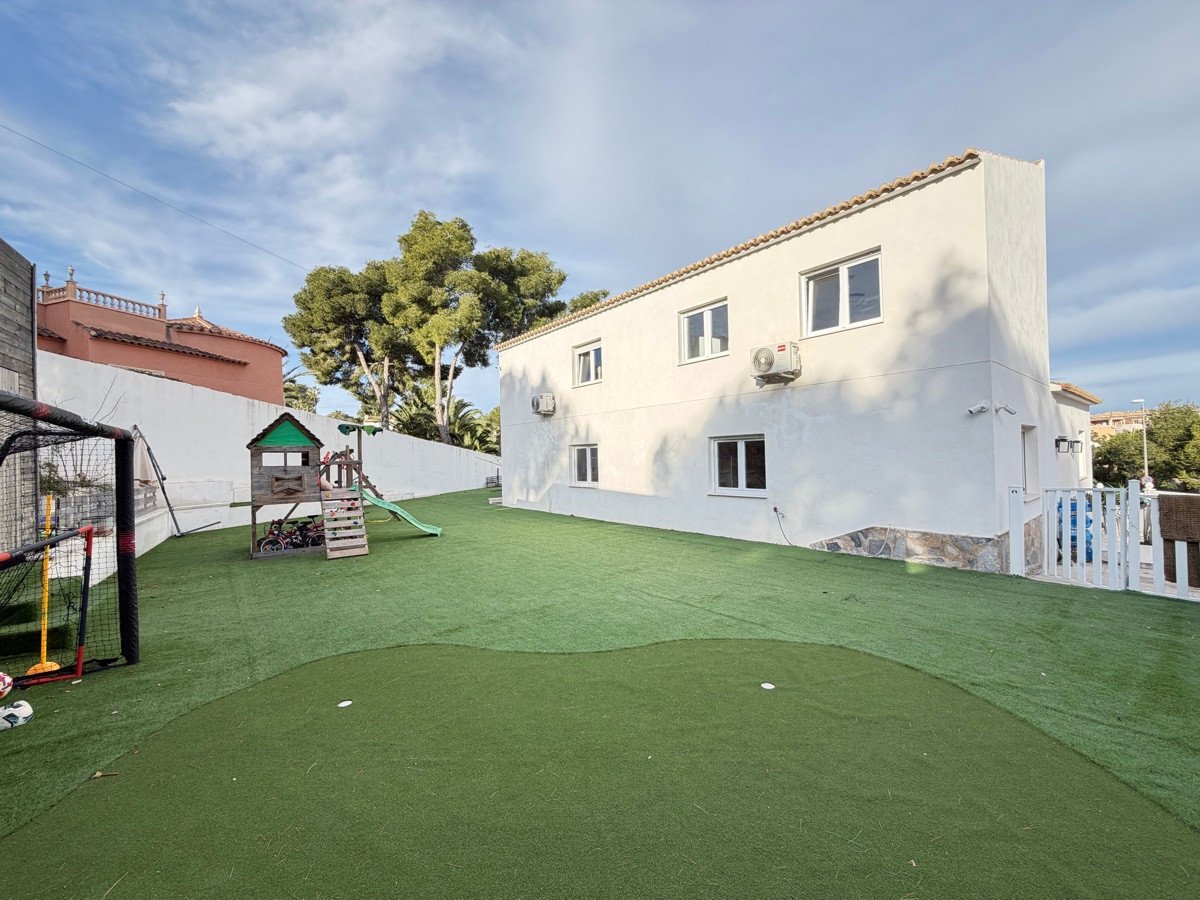 6 Bed Detached Villa in Villamartin