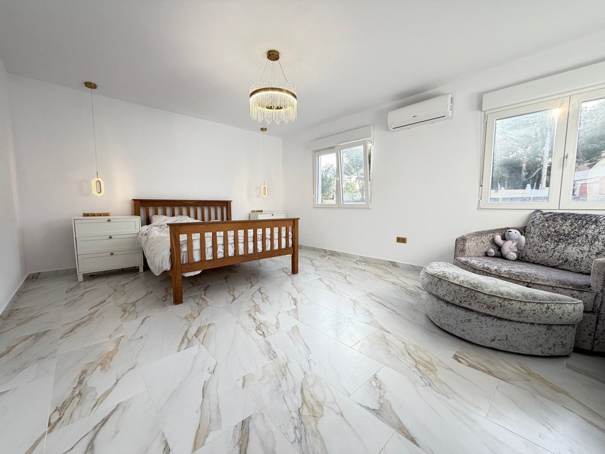 6 Bed Detached Villa in Villamartin