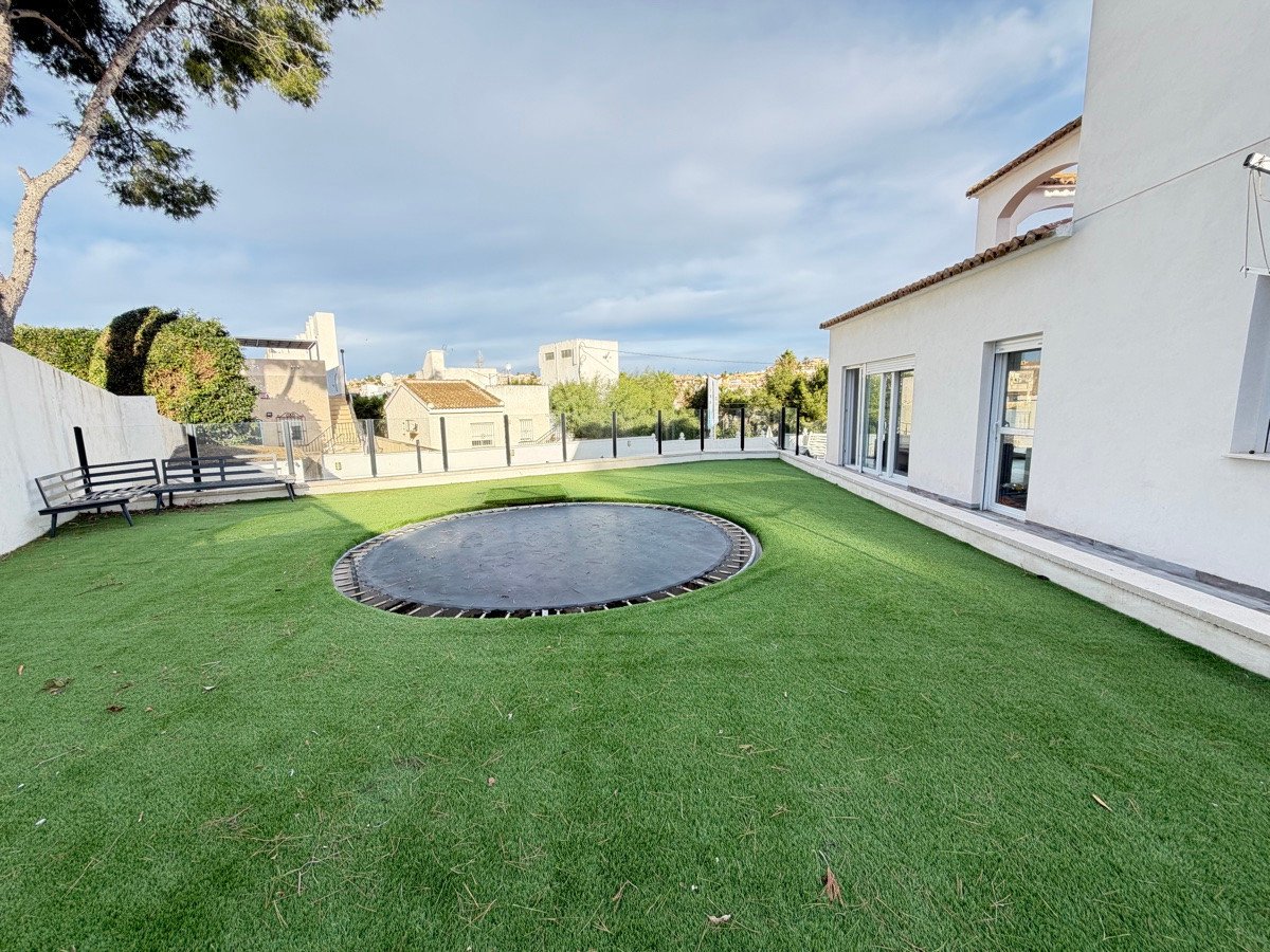 6 Bed Detached Villa in Villamartin