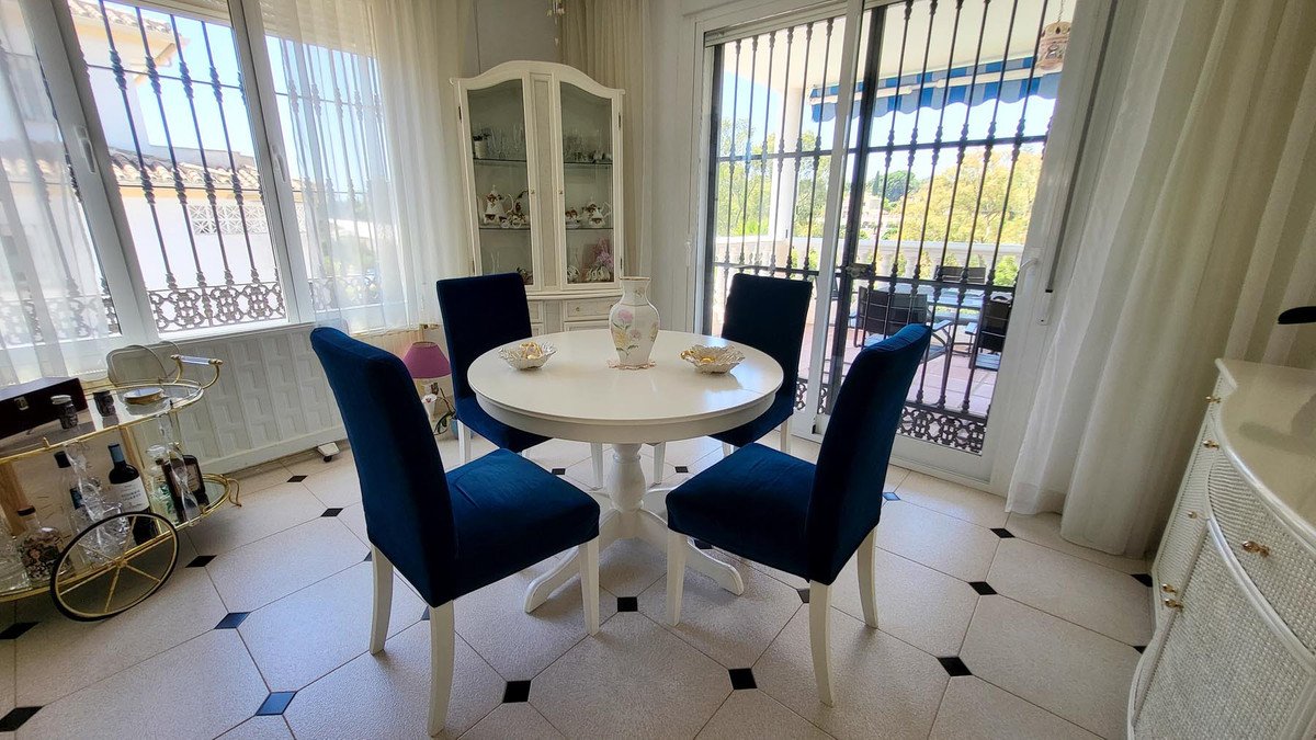 5 Bed Detached Villa in Elviria