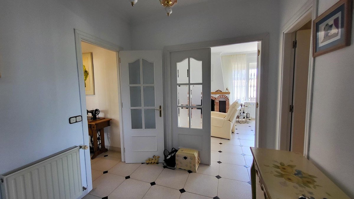 5 Bed Detached Villa in Elviria