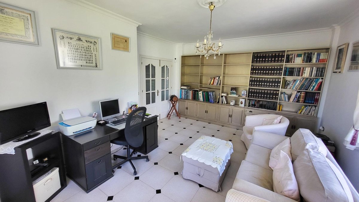 5 Bed Detached Villa in Elviria