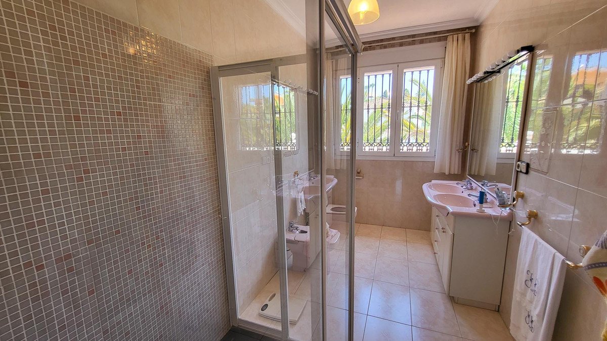5 Bed Detached Villa in Elviria