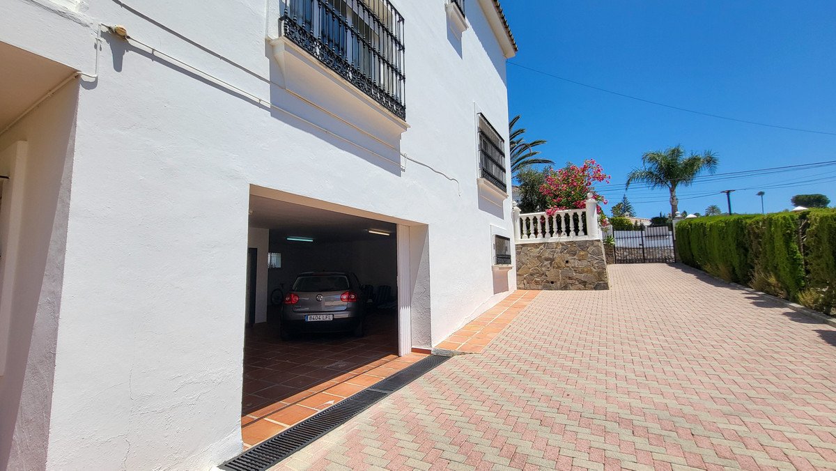 5 Bed Detached Villa in Elviria