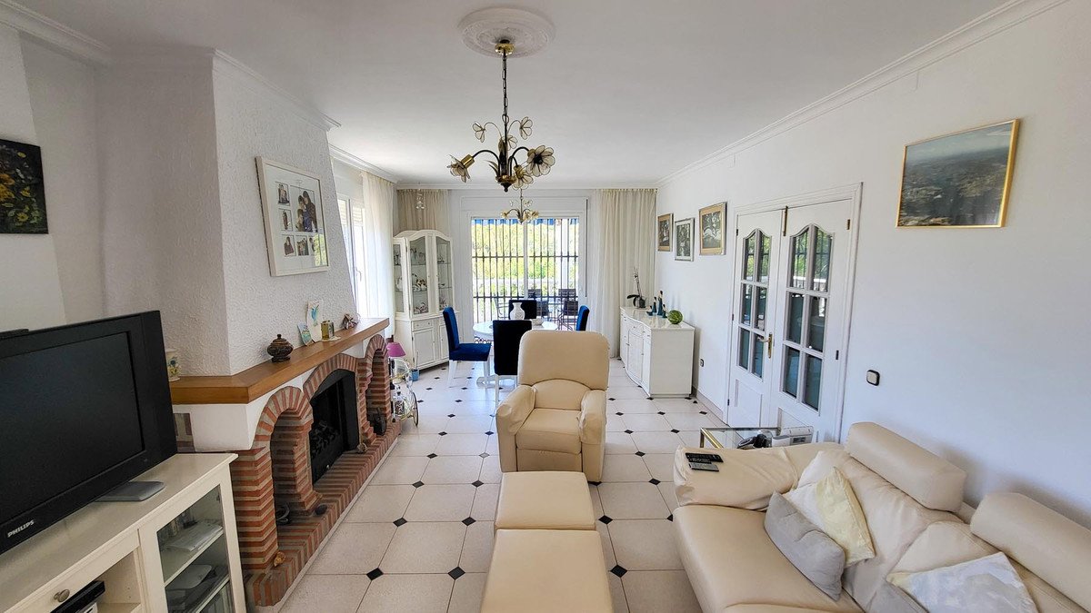 5 Bed Detached Villa in Elviria